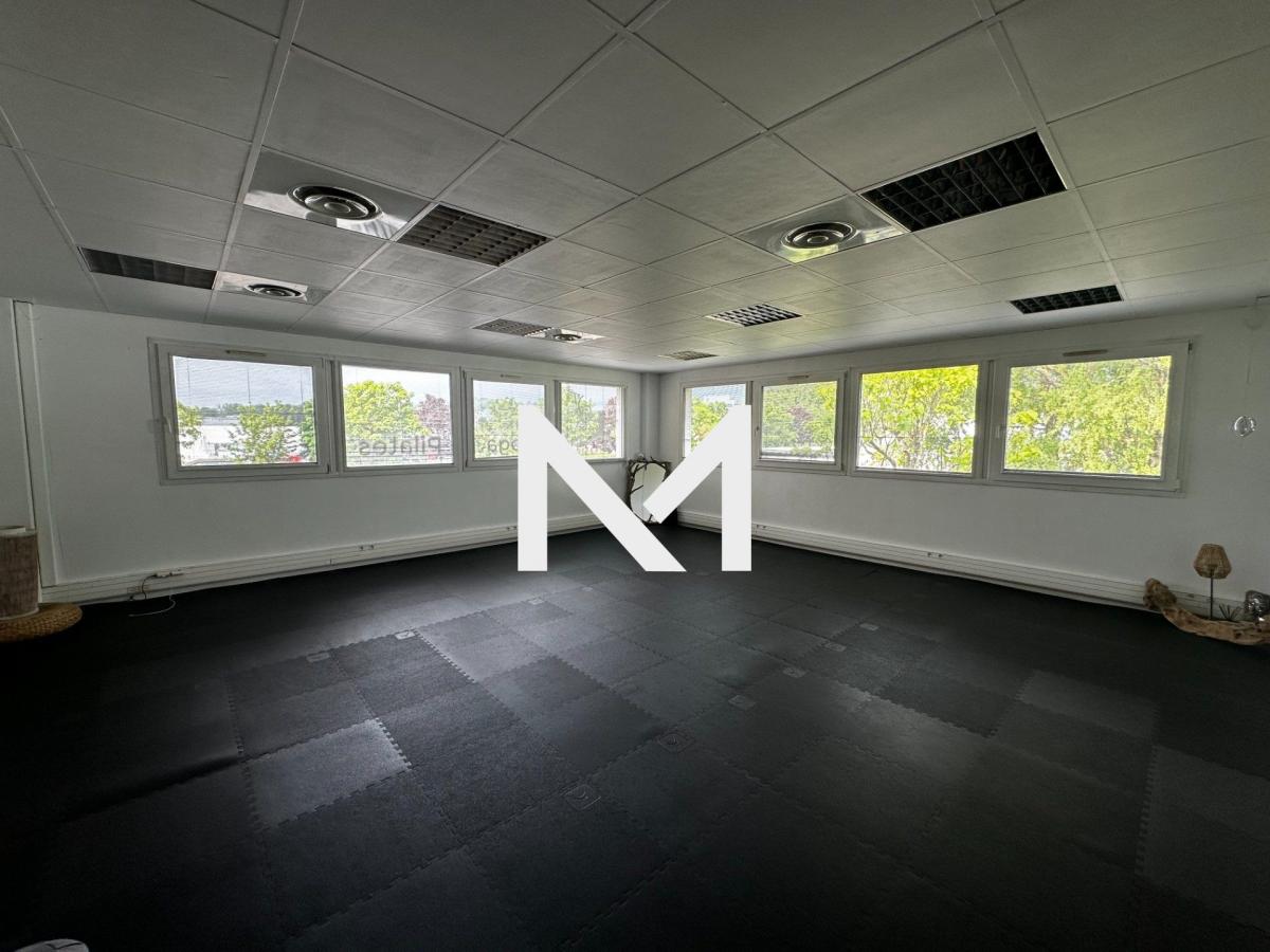 CROLLES - RUE LOUIS NEEL - LOCAL A USAGE DE BUREAUX A LOUER 95 m² - Photo 1