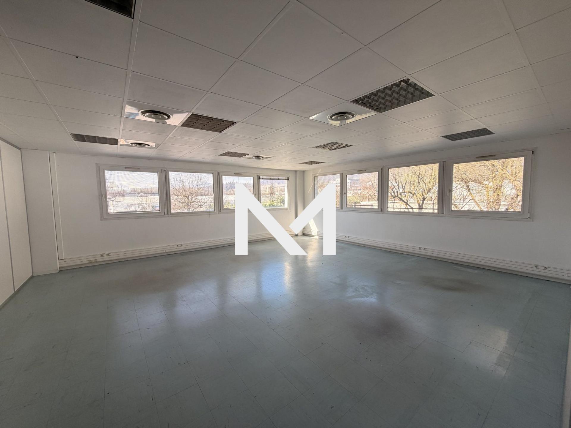 CROLLES - RUE LOUIS NEEL - LOCAL A USAGE DE BUREAUX A LOUER 95 m² - Photo 2
