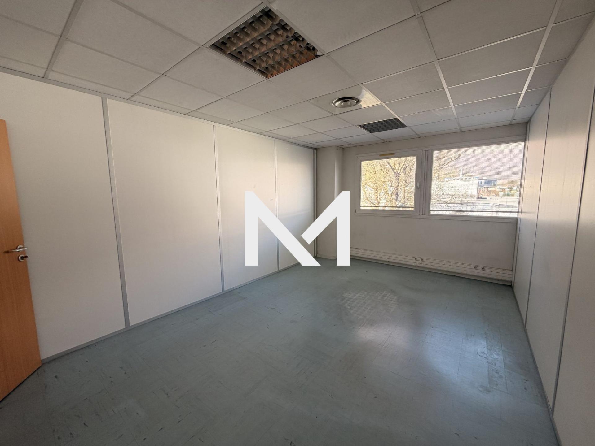 CROLLES - RUE LOUIS NEEL - LOCAL A USAGE DE BUREAUX A LOUER 95 m² - Photo 4