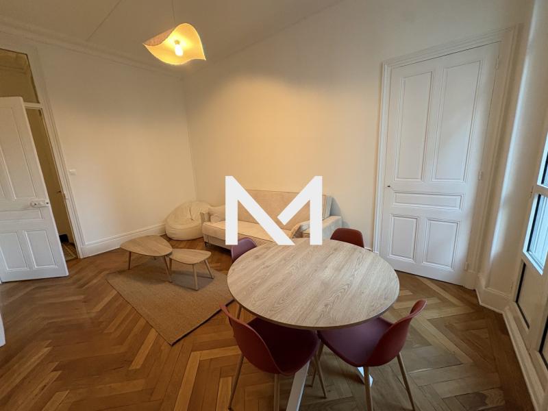 GRENOBLE - BEL IMMEUBLE HAUSSMANNIEN- T3 - Photo 2