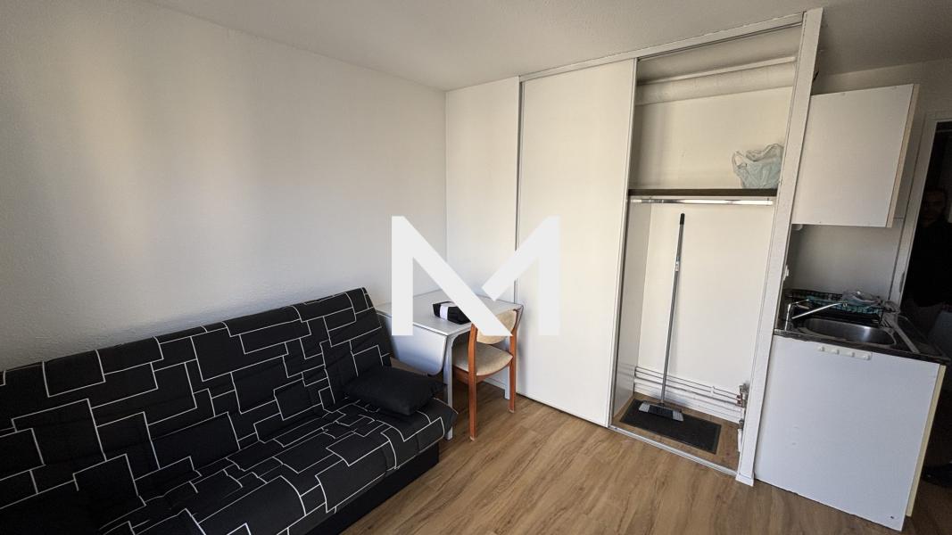 Lot de 6 studios meublés et 3 stationnements - Photo 2