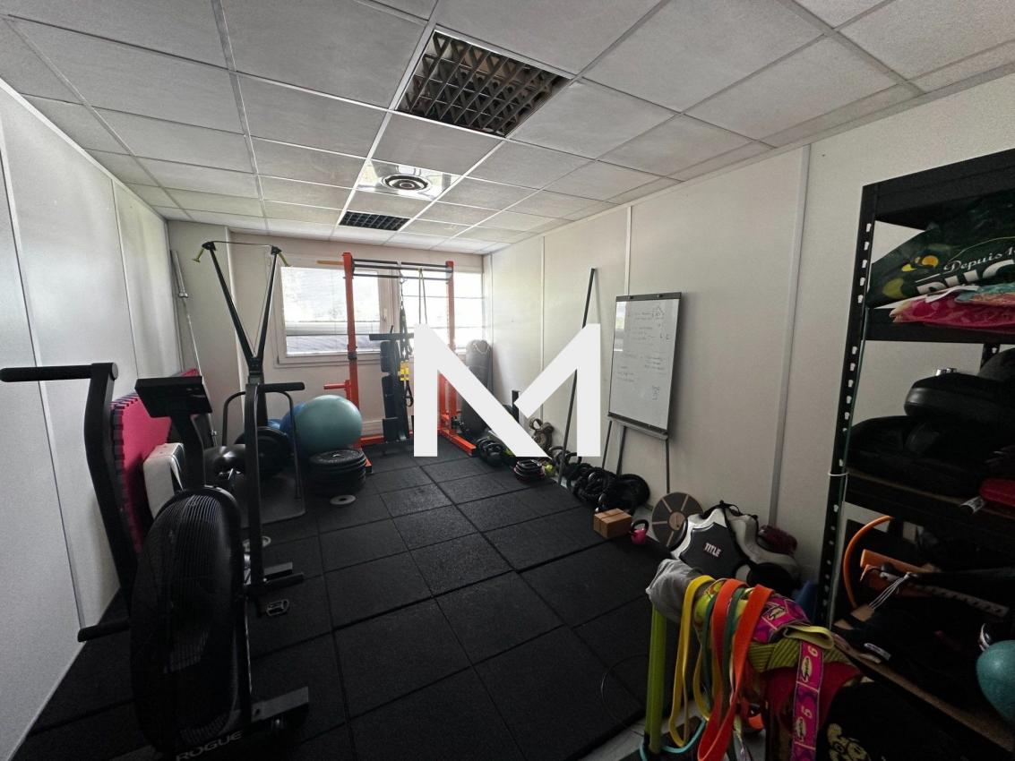 CROLLES - RUE LOUIS NEEL - LOCAL A USAGE DE BUREAUX A LOUER 95 m² - Photo 2