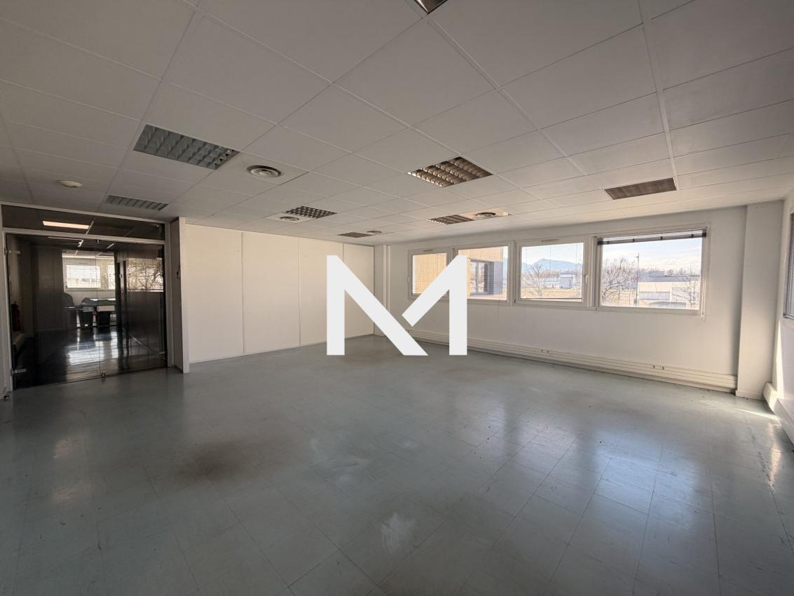 CROLLES - RUE LOUIS NEEL - LOCAL A USAGE DE BUREAUX A LOUER 95 m² - Photo 1