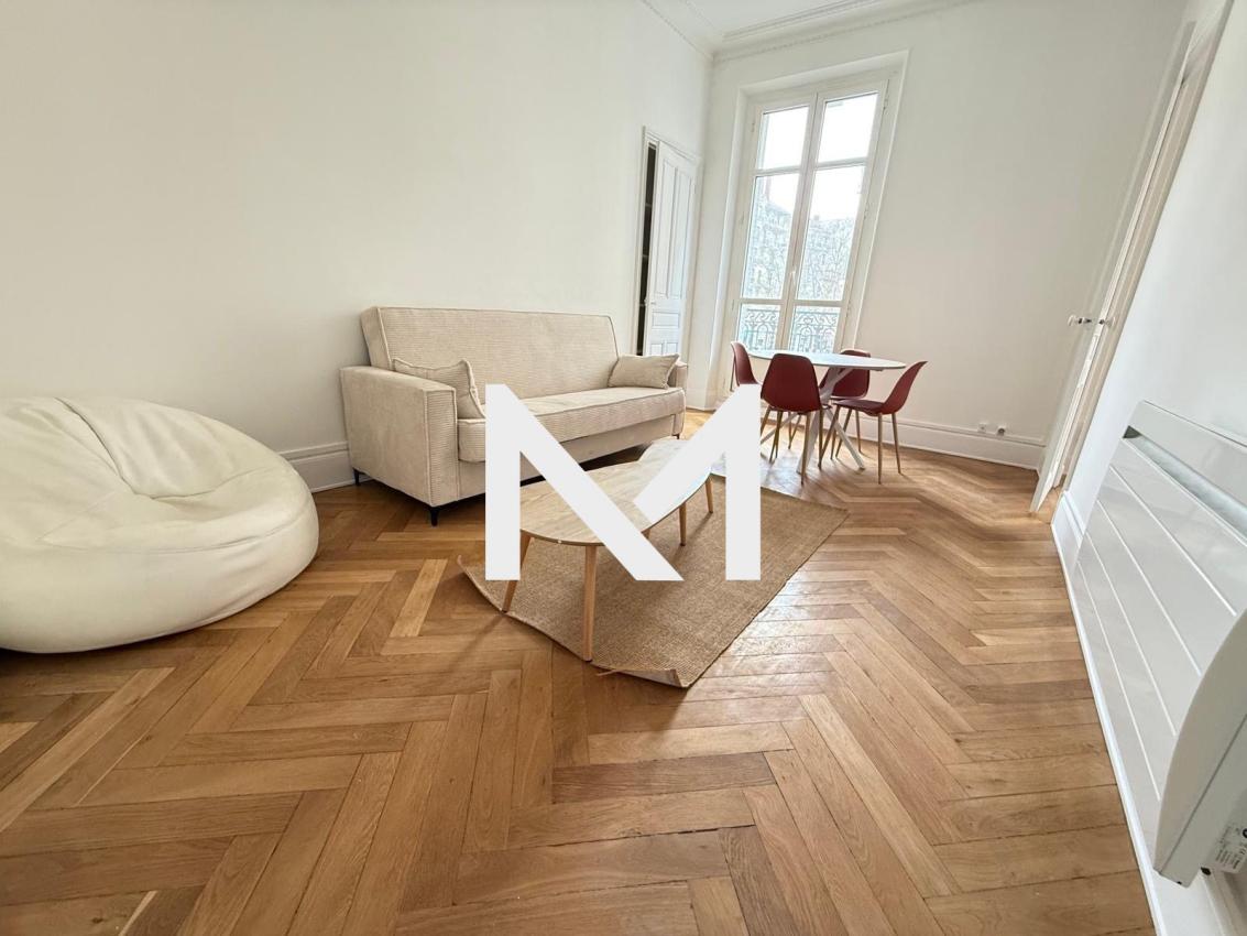 GRENOBLE - BEL IMMEUBLE HAUSSMANNIEN- T3 - Photo 2